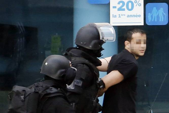 Megadta magát a párizsi túszejtő