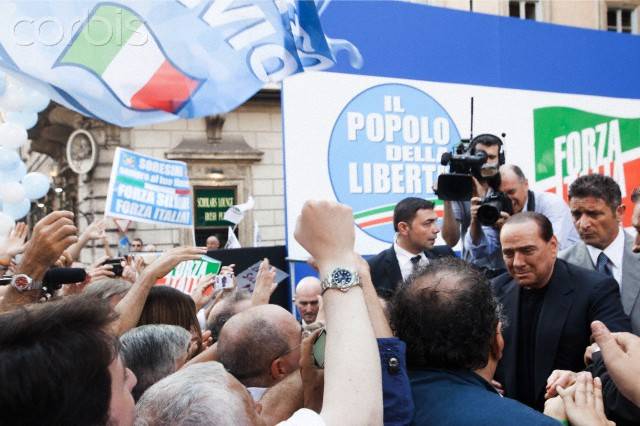 Berlusconi ártatlanságát hangsúlyozta pártja római tüntetésén