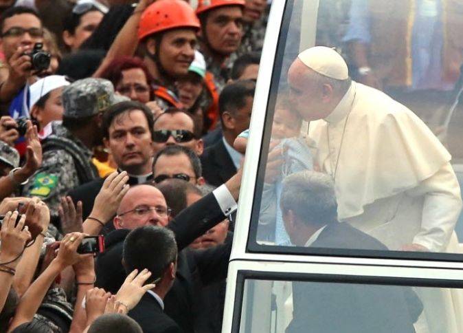Megrohanták Ferenc pápa konvoját Brazíliában