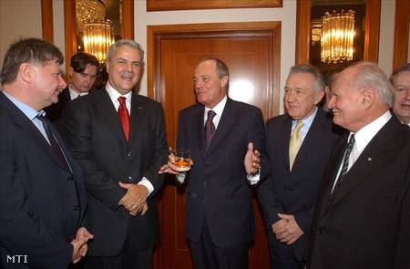 Medgyessy nem bánja a koccintást