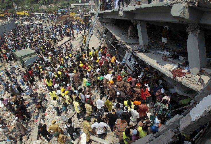 Újabb holttesteket találtak az összeomlott pláza romjai alatt