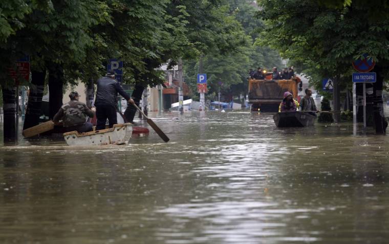 Súlyos árvizek pusztítanak a Balkánon