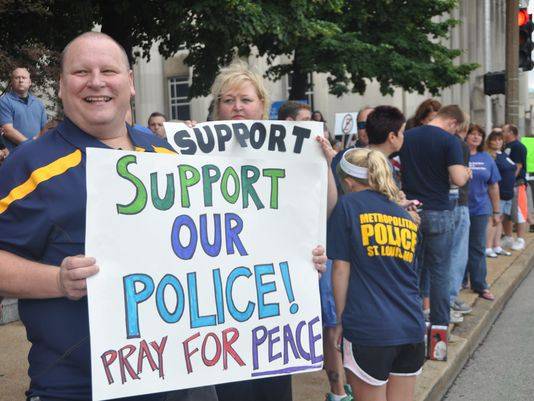 Bántalmazták a fekete fiatalt lelövő rendőrt