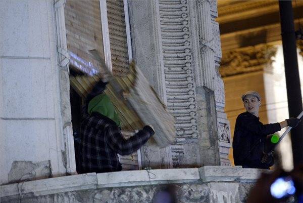 Fidesz: politikai indíttatású volt a vandalizmusba átcsapott tüntetés