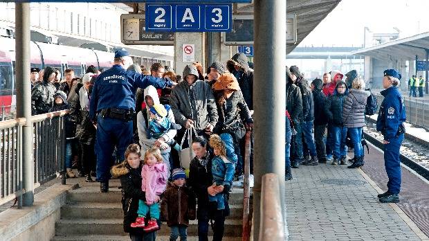 Mintegy 250 határsértőt szállítottak le egy vonatról Győrben