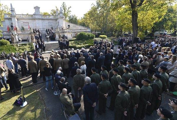 Október 6. Budapesten: tisztelet a vérbeli katonáknak