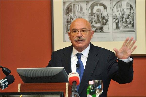 Martonyi: különösen fontos, hogy minél több magyar szavazzon