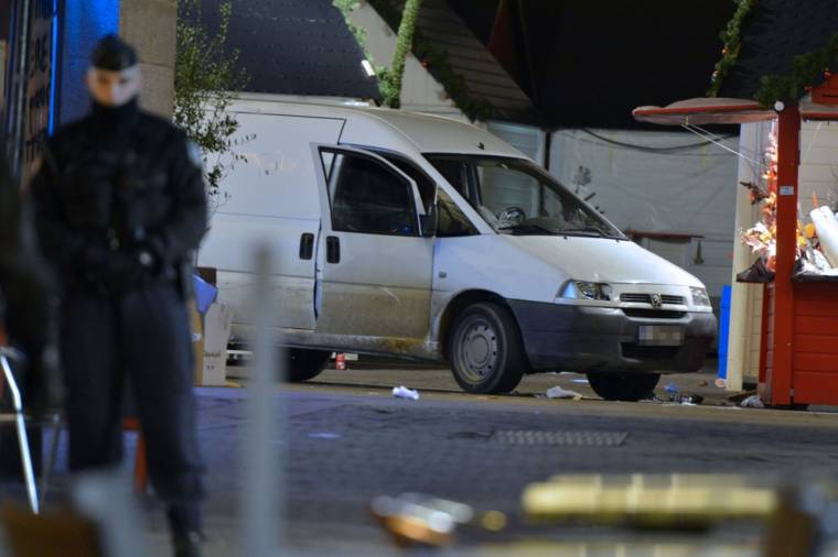 Újabb autós hajtott bele a tömegbe – Félnek a franciák