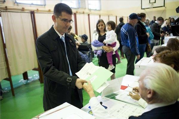 Jobbik: tömegesen szállítanak szavazni romákat