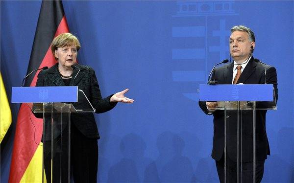 Merkel Budapesten: békés megoldást Ukrajnában!