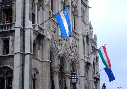 A magyar kormány is perre megy az SZNT oldalán