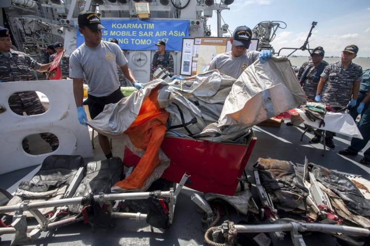 AirAsia: már búvárok keresik a fekete dobozt