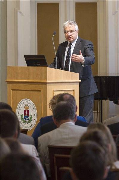 Semjén: nemzetmegtartó ereje van a magyar nyelvnek