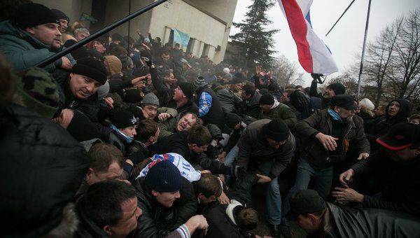 Elfoglalták a krími parlamentet helyi orosz fegyveresek