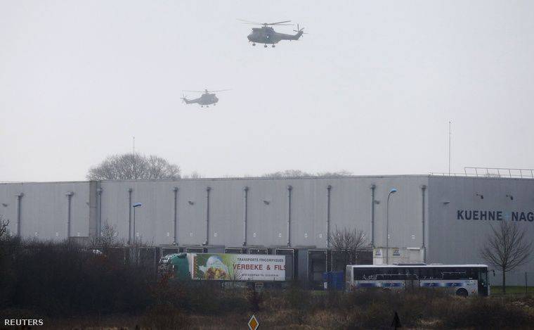 Túszokat ejtettek a terroristák Párizs közelében