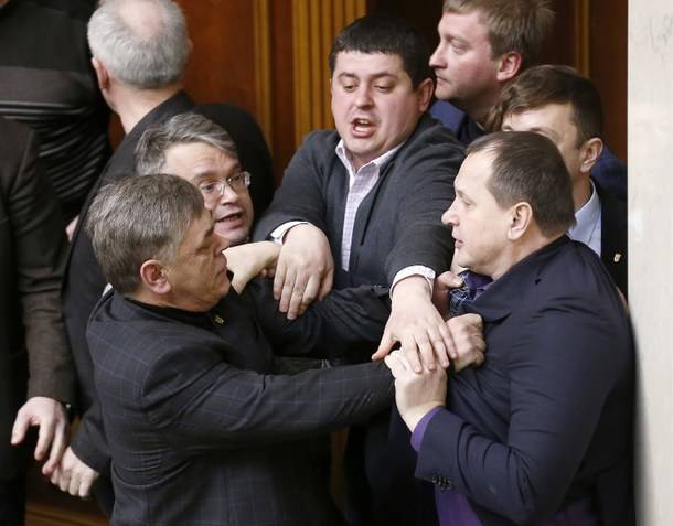 Előre hozott elnökválasztás, nemzeti egységkormány lesz Ukrajnában