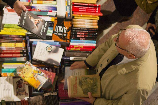 Diákok hívták fel a figyelmet a könyvvásárra