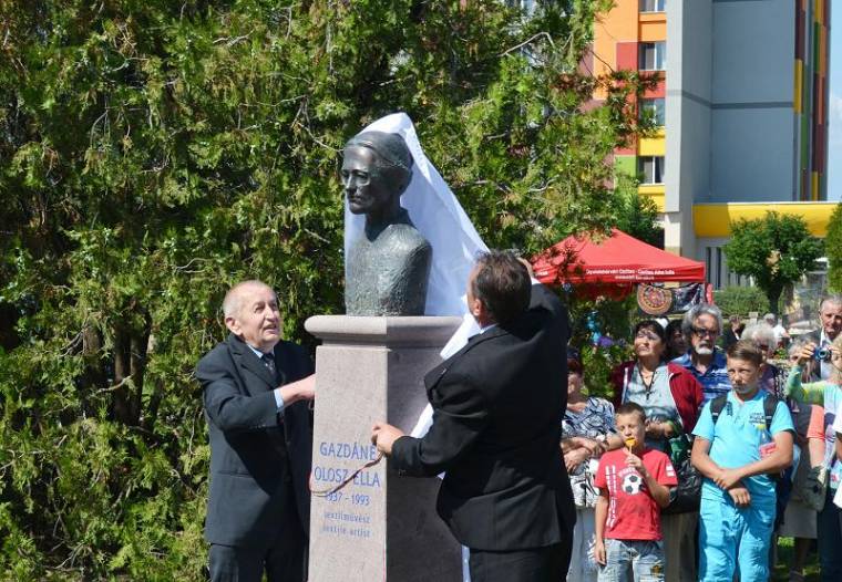Szoborral tisztelgett Kovászna Gazdáné Olosz Ella emléke előtt