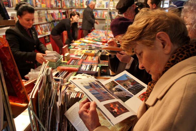Jól fogy a könyv, de csak a vásáron