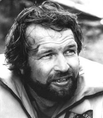 Bujtor István közismert portréja. Nem csak fizimiskában, hanem filmbéli pofonosztogatásban is hasonlított Bud Spenserre