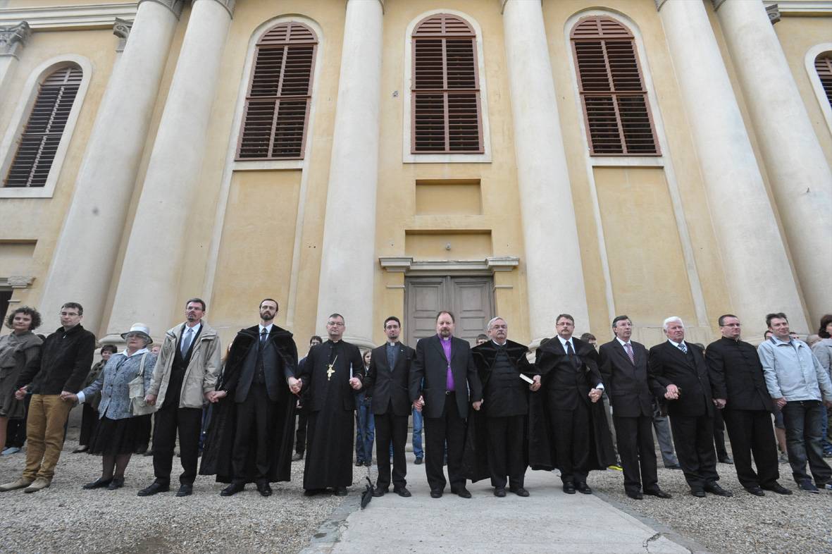 A tanfelügyelőségi épület és sportkomplexum felépítése ellen 2013-ban élő lánccal tiltakozott a kolozsvári magyarság. 