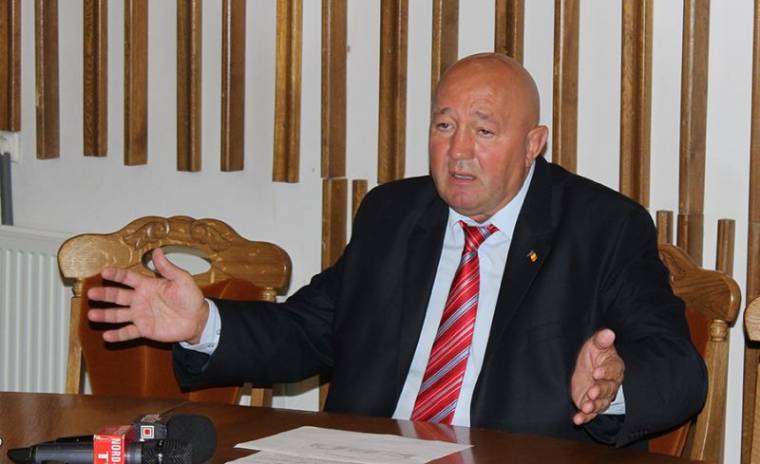 Antigoné fehér karszalagban