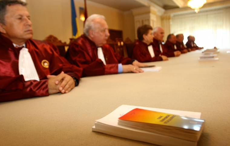 Alkotmányellenes elbocsátások