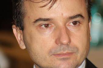 Bírság egy intézményvezetőnek „magyarvédő” alkalmazottja elbocsátása miatt