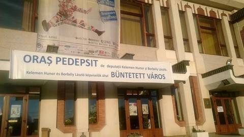 Feljelentést tett Borbély az RMDSZ-t támadó transzparensek miatt