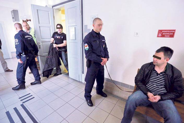 Megkezdődött a szatmári férfit halálra verő izsáki rendőrök tárgyalása