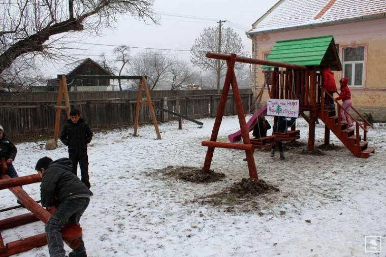Játszóteret kapott ajándékba Oroszfalu iskolája