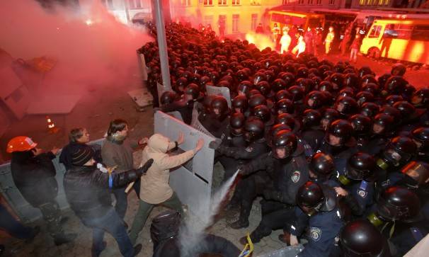 Buldózerrel a rendőrkordonnak – Utcai harcok Ukrajnában
