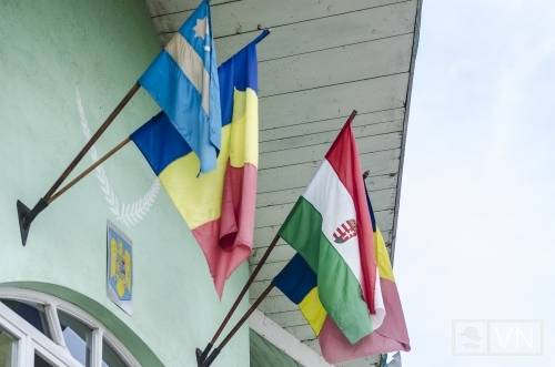 Megnézték maguknak a román hatóságok a csíkmadarasi magyar zászlót