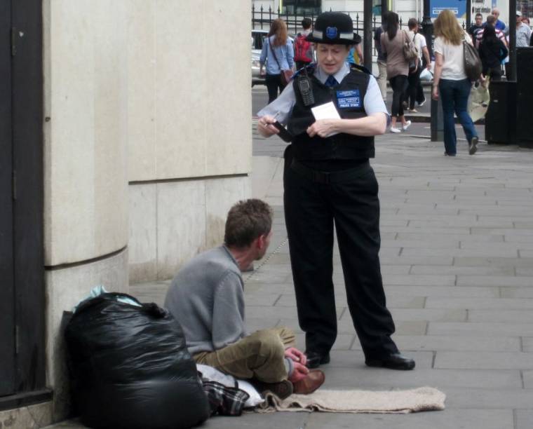 Kitiltanák a koldusokat a brit városokból