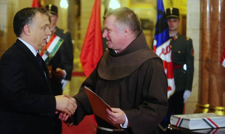 Igen a „tündérkertre” – Böjte Csaba az ötszázezredik honosított