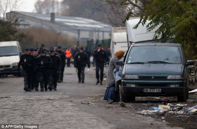 Megkezdődött a legnagyobb francia cigánytelep felszámolása