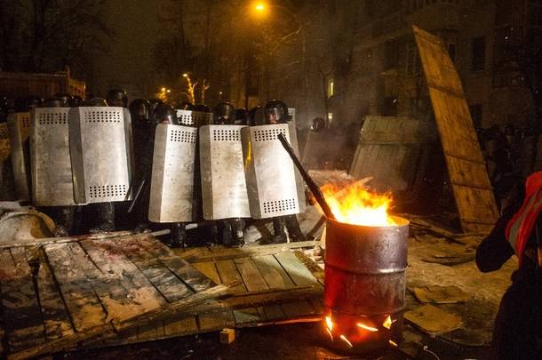 Kiszorították a tüntetőket a kijevi kormányzati negyedből