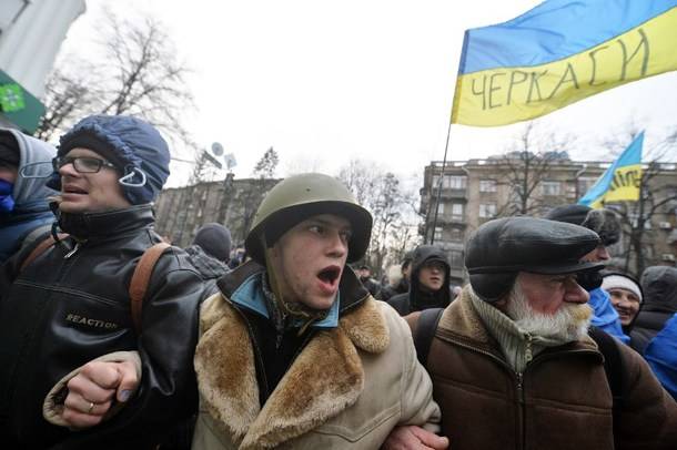 Azarov: nem lesz hová elrejtőzniük az ukrán tüntetőknek