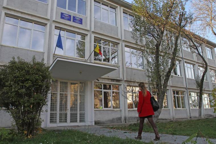 Kétnyelvű táblák a marosvásárhelyi iskolákon