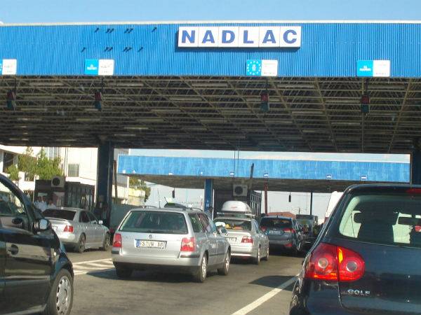 Torlódás. Hazalátogatnak az ünnepre a külföldön dolgozó román állampolgárok 