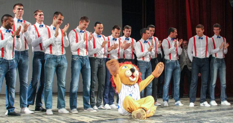 Emléktornán mutatkozik be a VSK