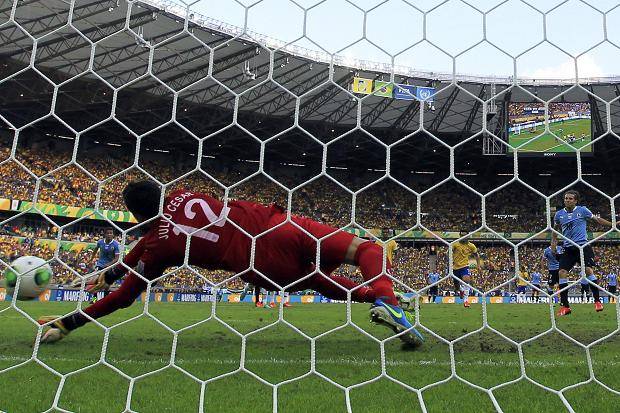 Julio César döntőbe védte Brazíliát