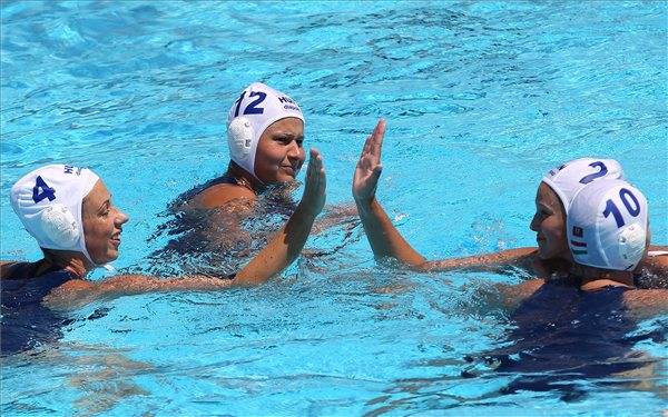 Bajban a román pólósok,  menetelnek a magyar lányok