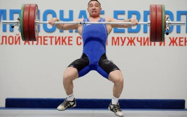 Doppingolt három román súlyemelő