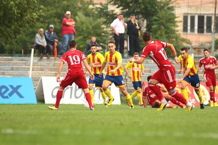 Pályán a történelem