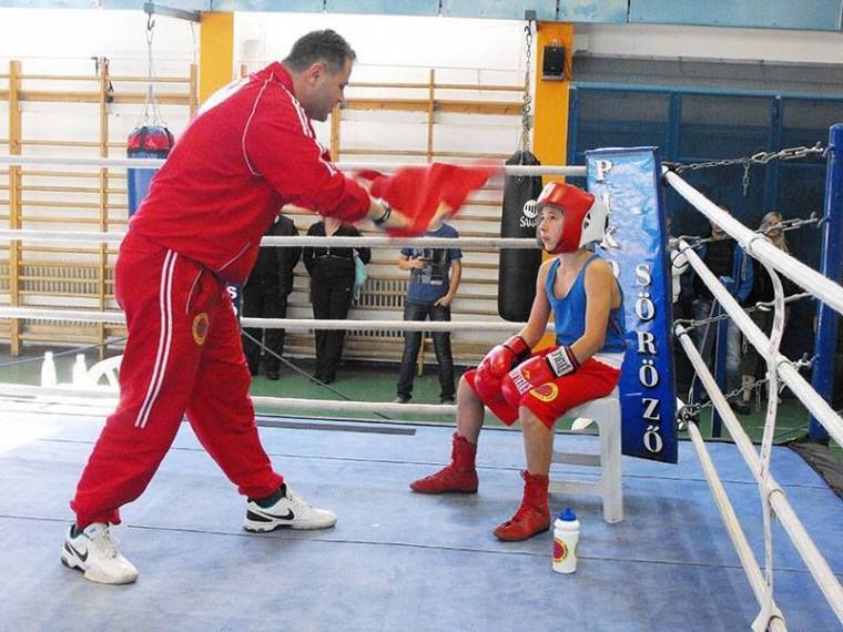 Ringbe terelik a fiatalokat