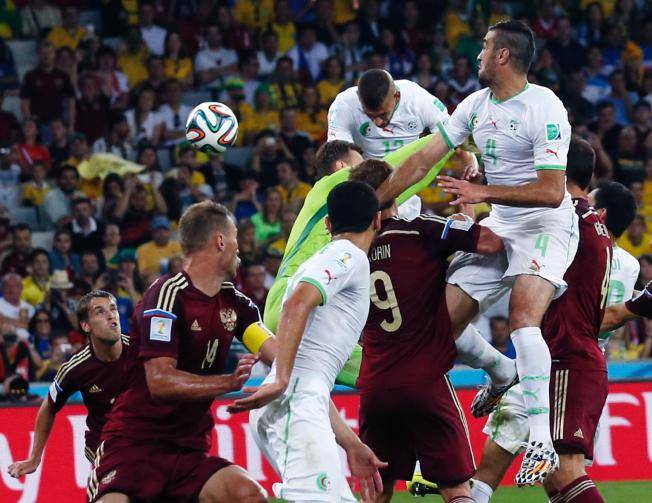 Portugália és Oroszország nélkül folytatódik a vb – Történelmi algériai továbbjutás