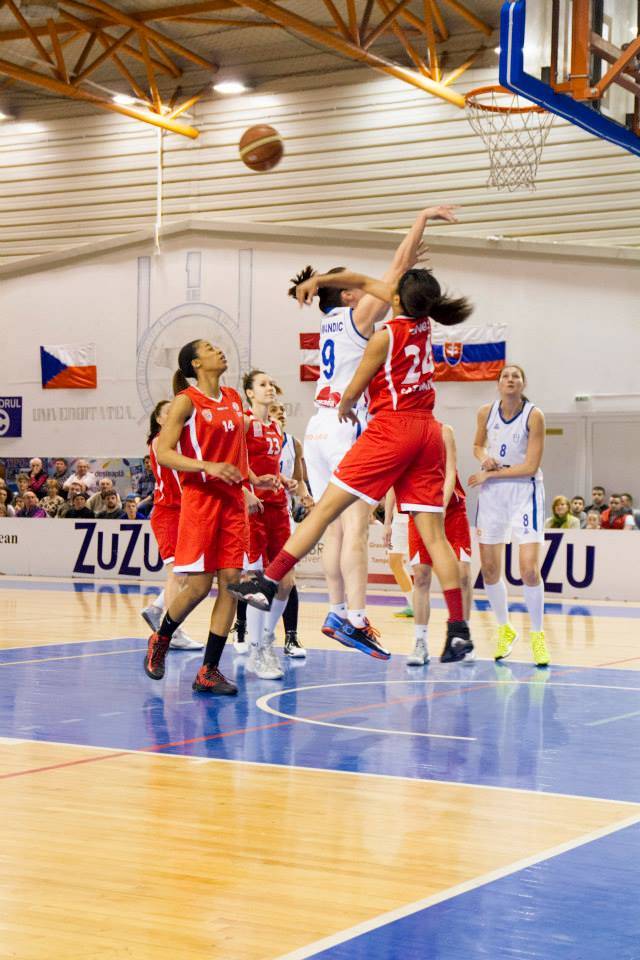 Átgázoltak a szatmári lányokon