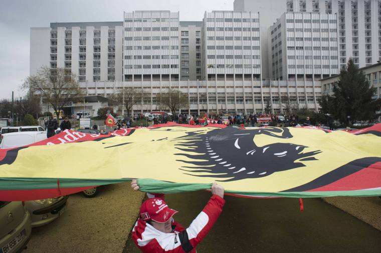 Michael Schumacher az éberség jeleit mutatja