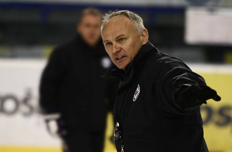 Szlovák hokiedző a Brassói Corona kispadján